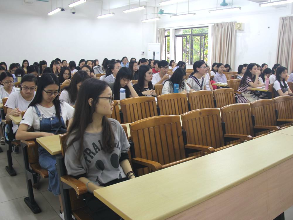 学员认真听讲