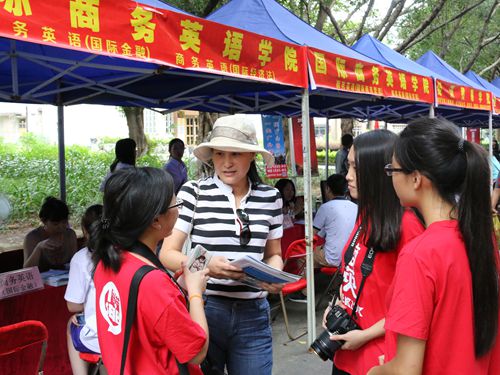 家长接收金沙官网学生采访