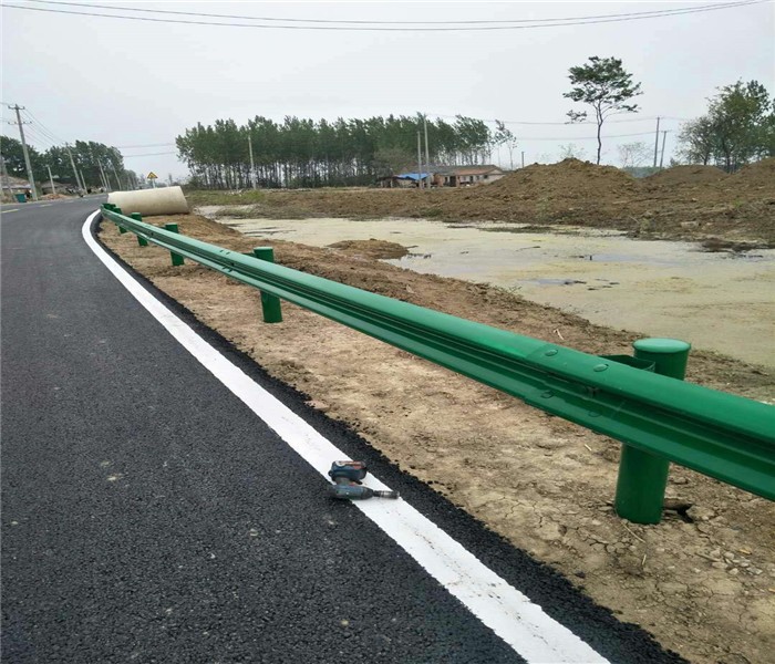 1-200409135920106 公路护栏