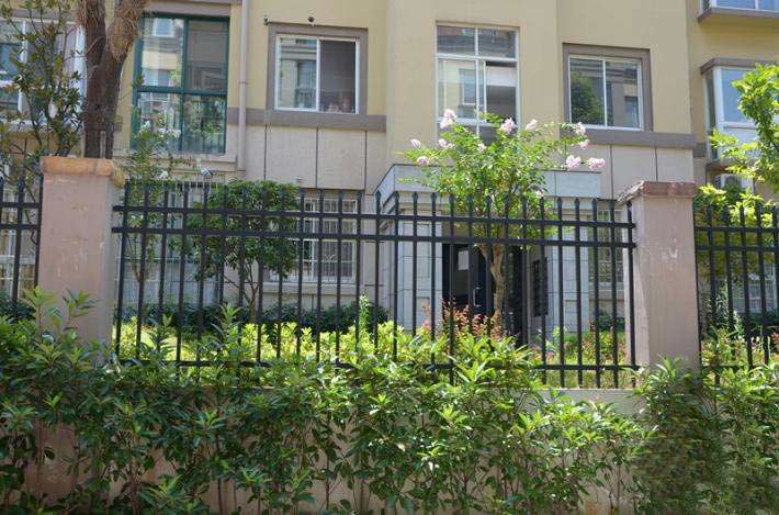 小区新钢护栏有什么规格特点适用范围包括哪些？