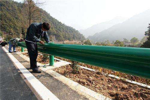 影响公路波形护栏板稳固性的因素有哪些？